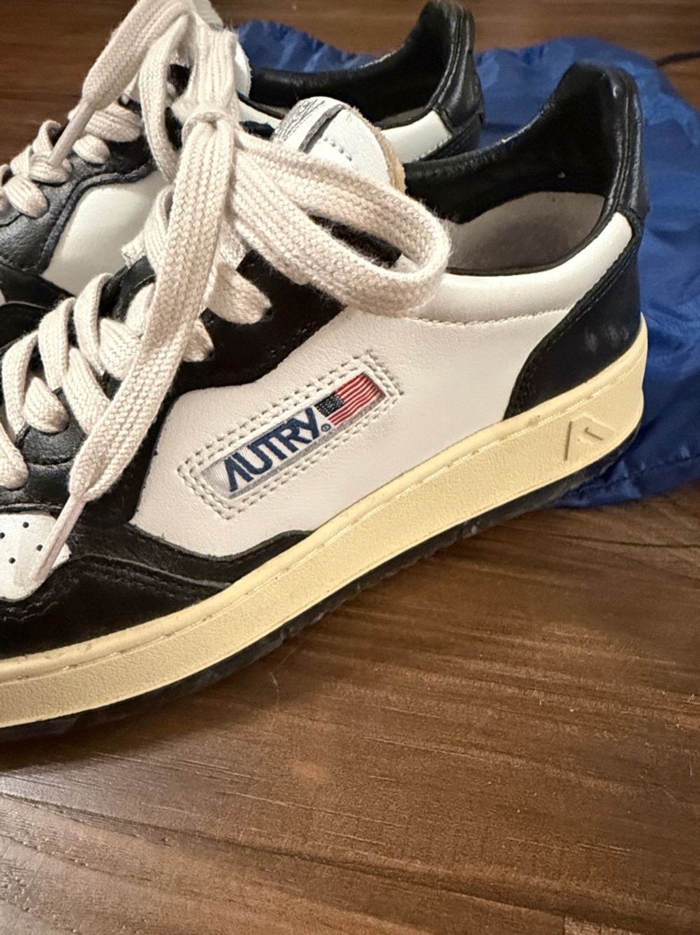 Autry Medalist Low-Top Sneakers in White and Black - Picture 3 of 7